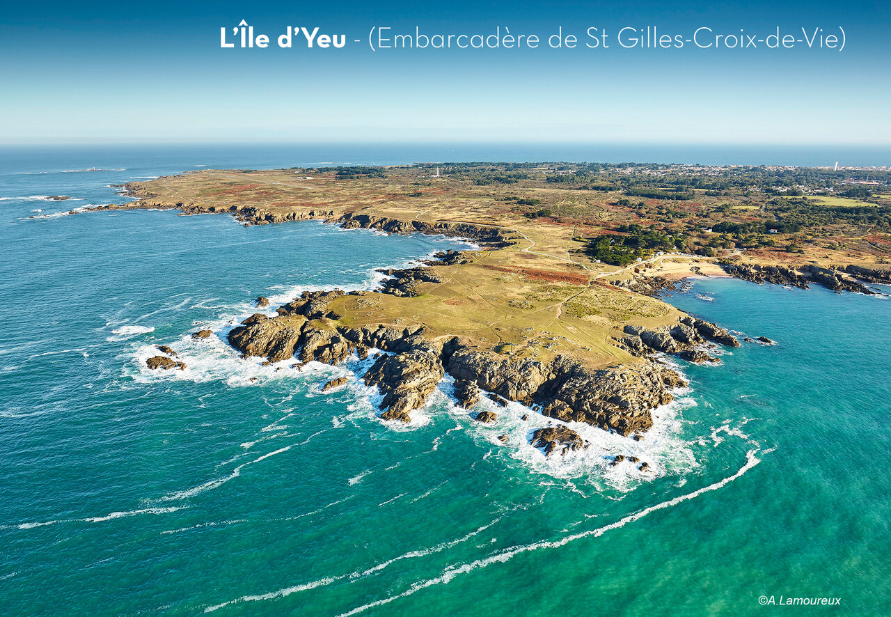 �le d'Yeu, c�te rocheuse sauvage et mer turquoise, accessible depuis Saint-Gilles-Croix-de-Vie.