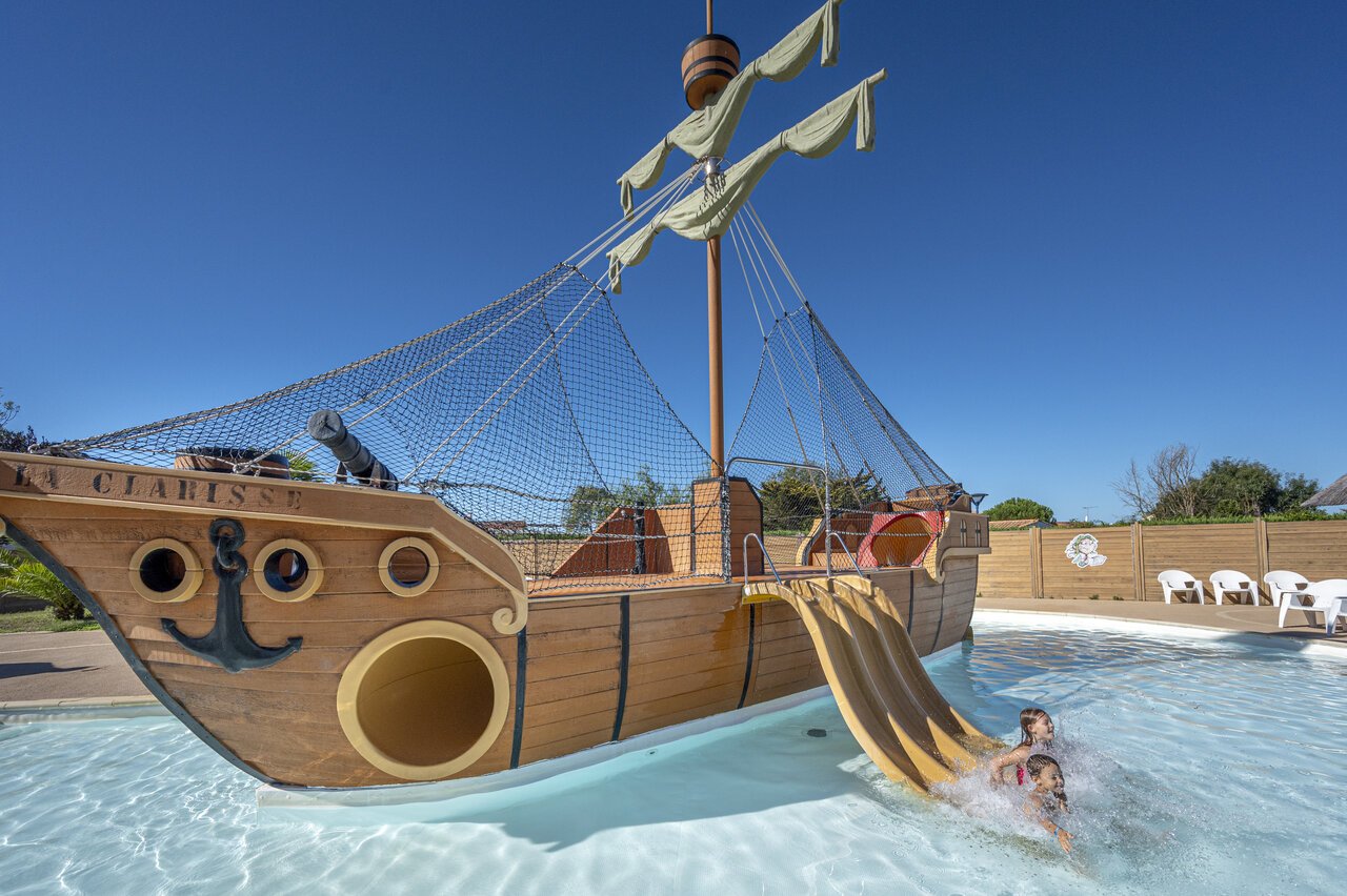 Bateau pirate, toboggan aquatique et enfants au camping CAPFUN Dauphins Bleus � GIVRAND (85).