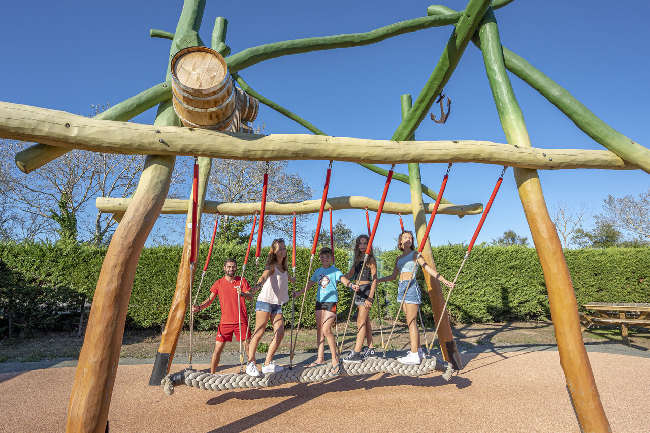 Grande balan�oire en corde, aire de jeux CAPFUN Dauphins Bleus GIVRAND (85).