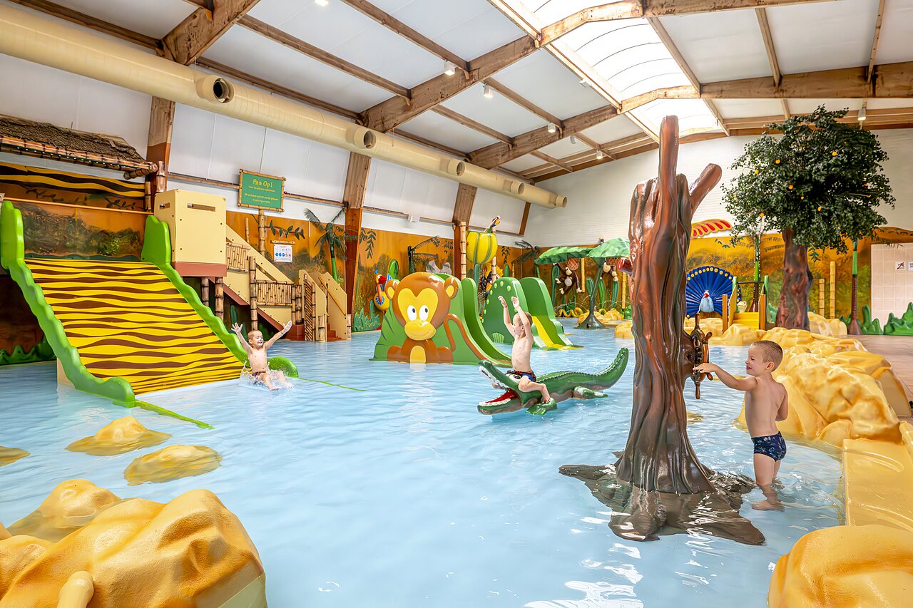 Piscine int�rieure, toboggans et jeux aquatiques pour enfants au camping CAPFUN De Belten � Rheeze.