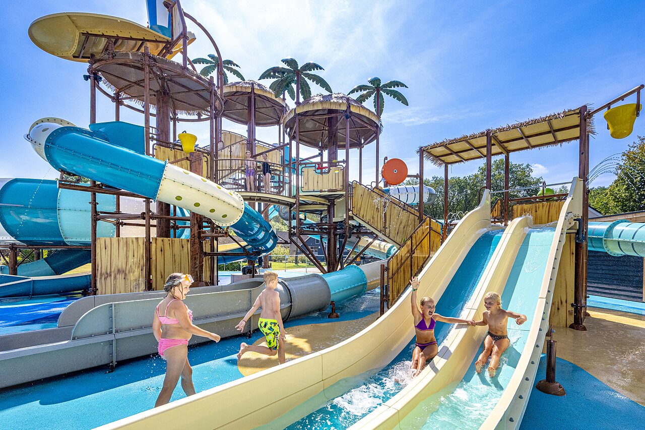 Parc aquatique avec toboggans et enfants jouant au camping CAPFUN De Belten � Rheeze.