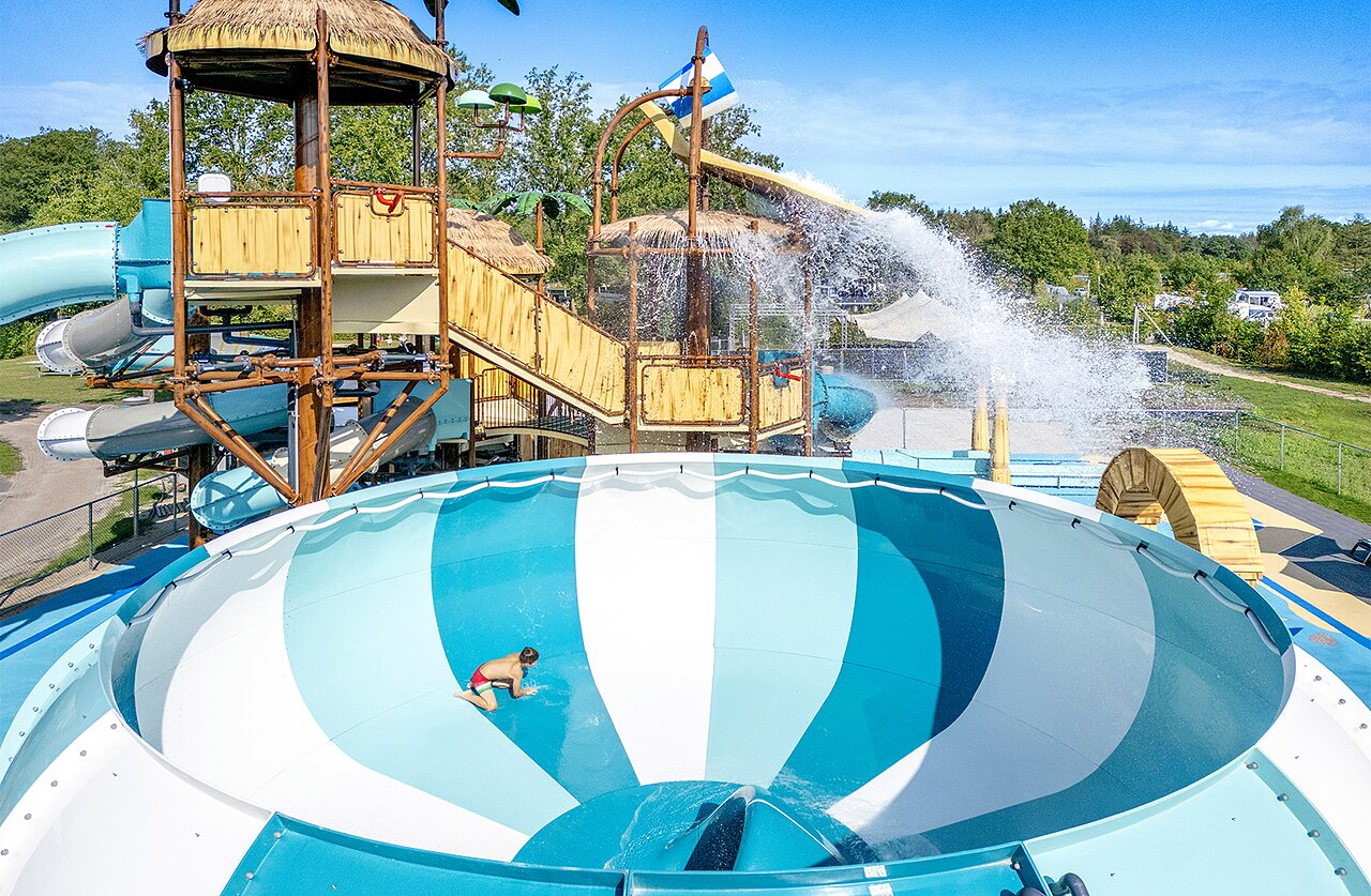 Toboggan aquatique bol, enfant au camping CAPFUN De Belten � Rheeze.