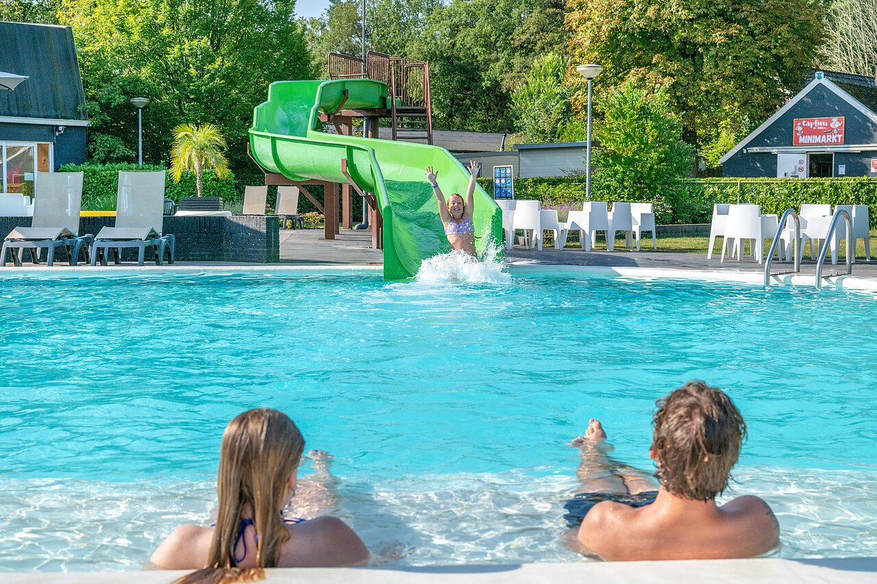 Toboggan aquatique et piscine ext�rieure avec enfants jouant au camping CAPFUN De Belten � Rheeze.