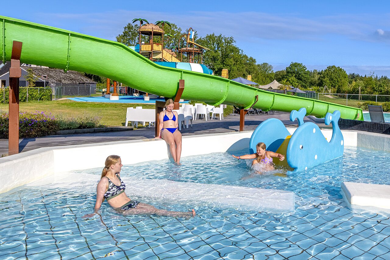 Toboggan g�ant, piscine et jeux aquatiques au camping CAPFUN De Belten � Rheeze.