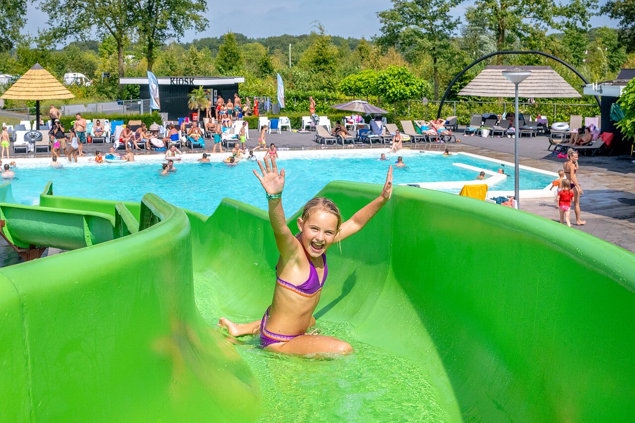 Fille sur toboggan aquatique, piscine ext�rieure anim�e au camping CAPFUN De Belten � Rheeze.