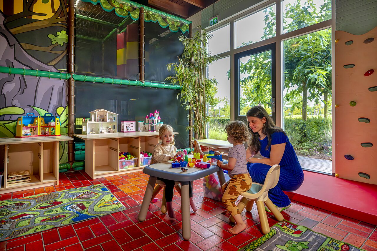 Aire de jeux int�rieure pour enfants avec blocs de construction au camping CAPFUN De Belten � Rheeze.