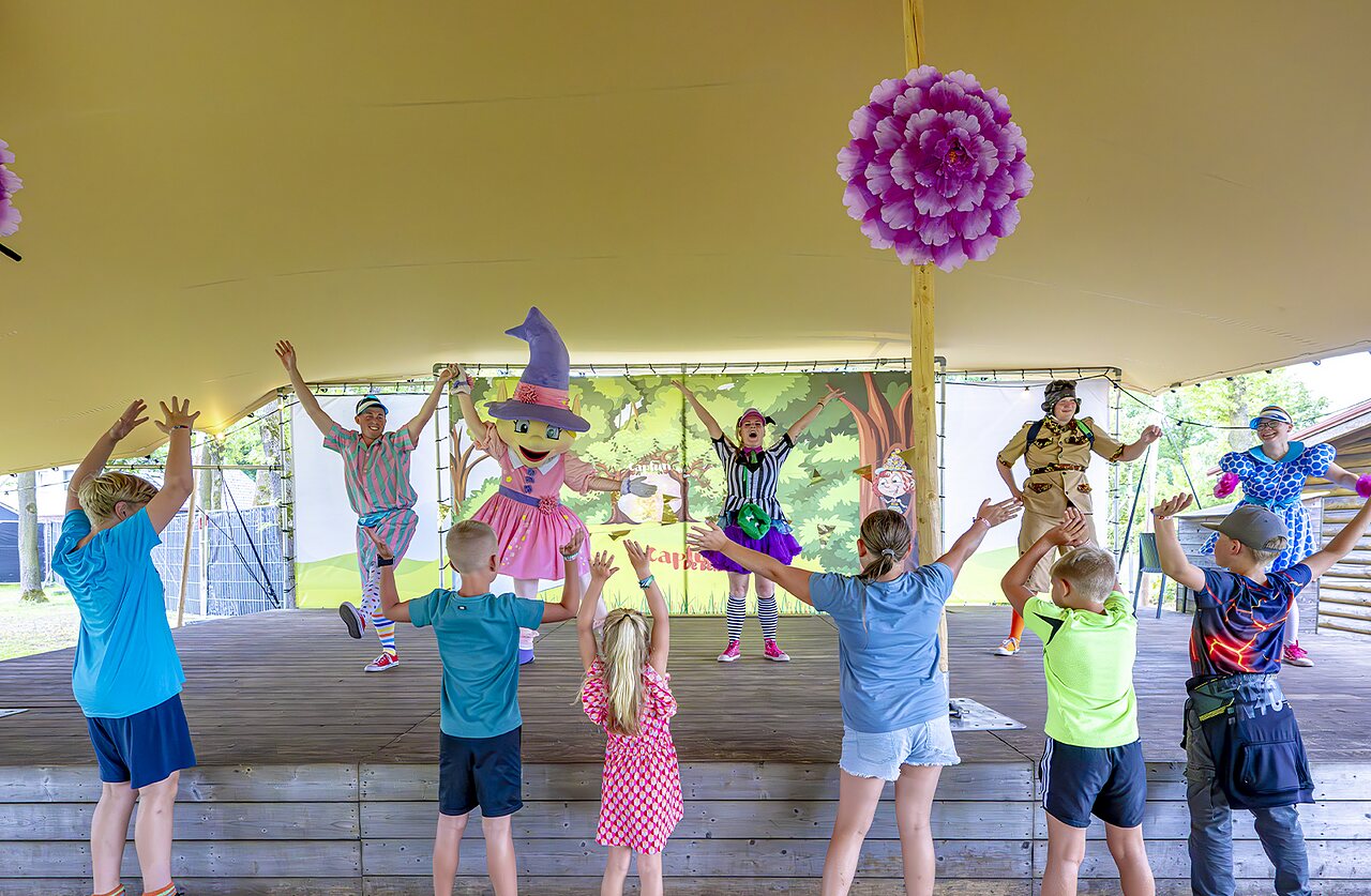 Enfants participant � un spectacle d'animation avec mascottes sur sc�ne au camping CAPFUN De Belten � Rheeze.