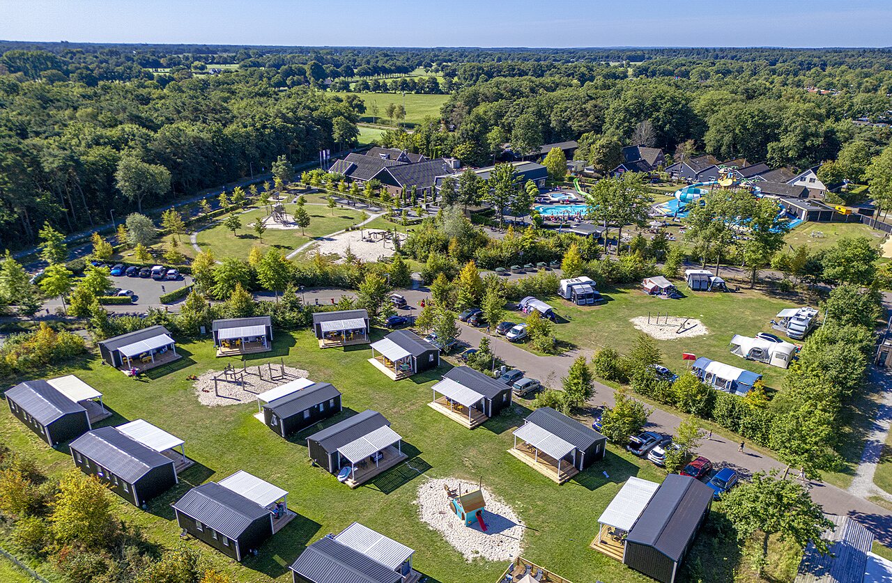 Camping CAPFUN De Belten � Rheeze : vue a�rienne, chalets, piscine et toboggans.