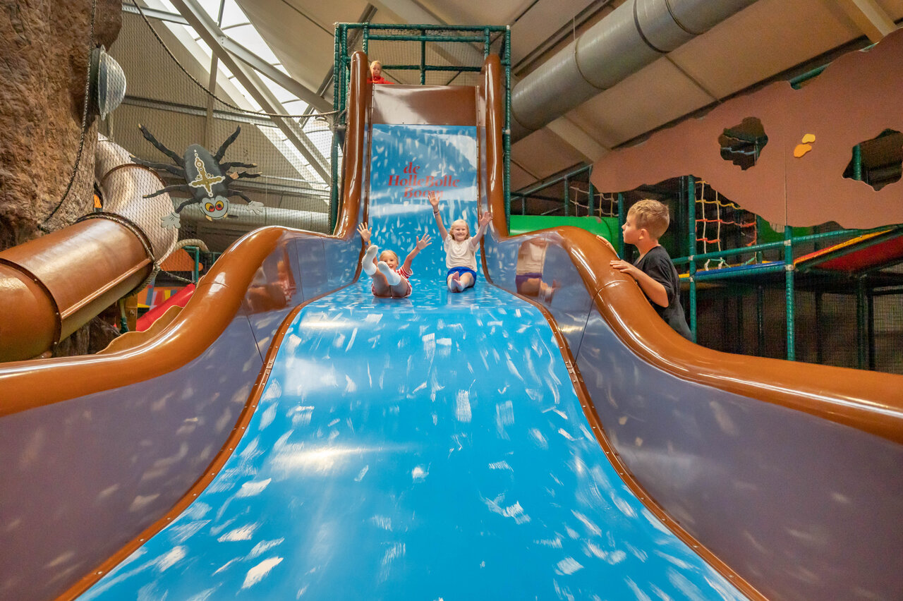 Toboggan aquatique int�rieur pour enfants au camping CAPFUN De Bongerd � Tuitjenhorn.