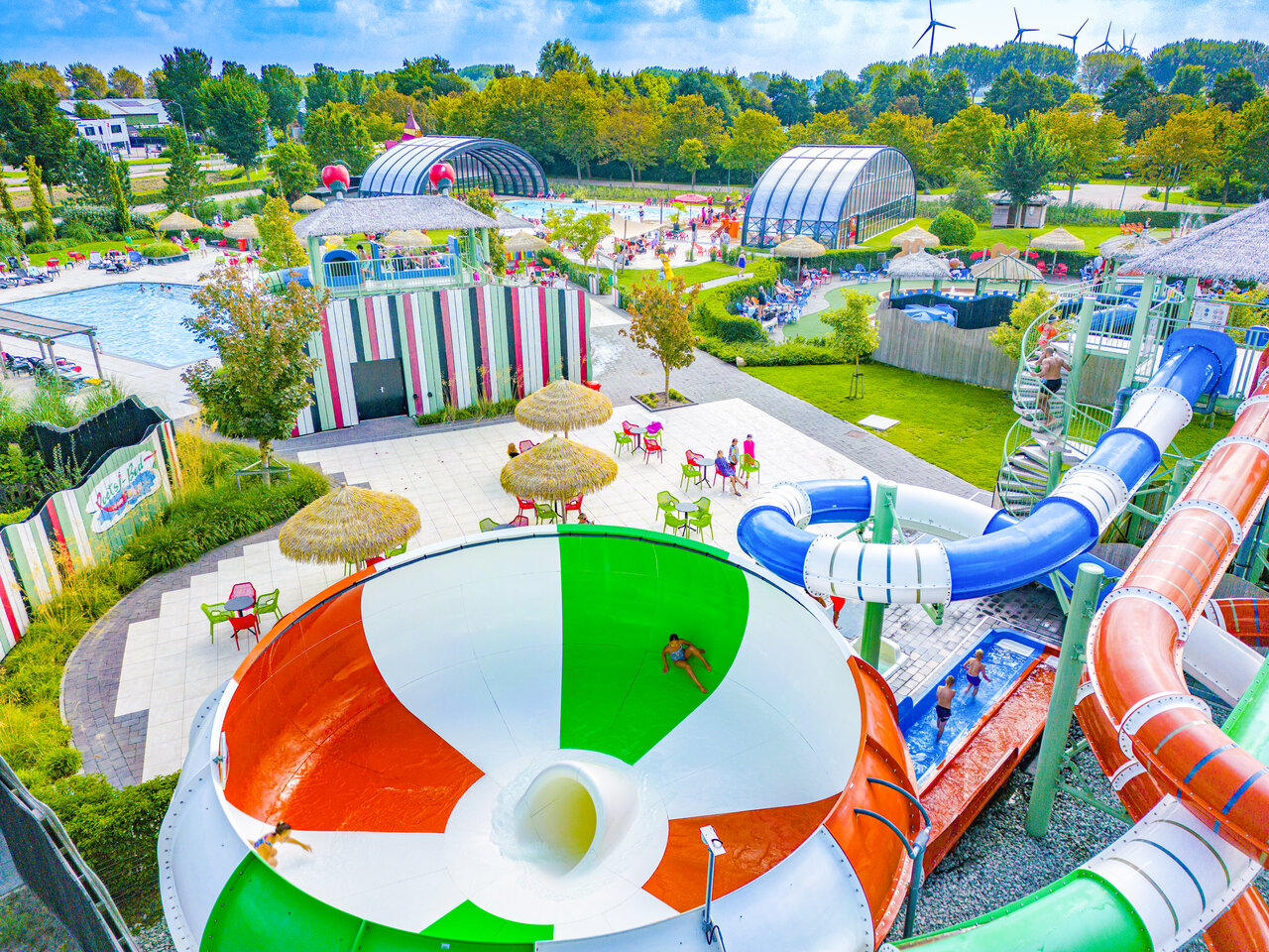 Parc aquatique avec toboggans g�ants et piscines au camping CAPFUN De Bongerd � Tuitjenhorn.