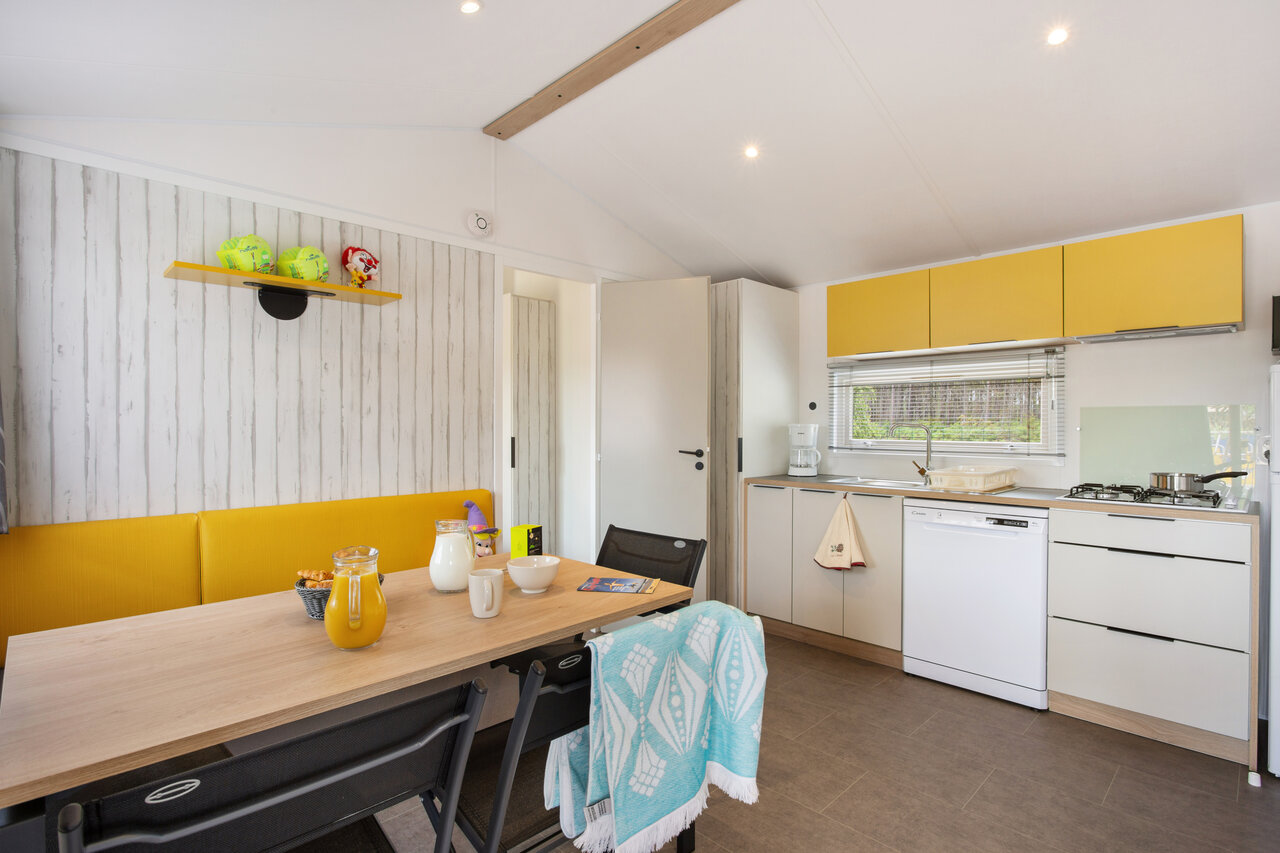 Cuisine �quip�e et coin repas moderne dans mobile-home au camping CAPFUN De Bongerd � Tuitjenhorn.