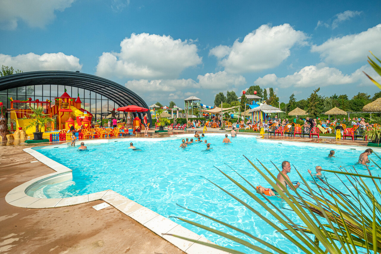 Piscine ext�rieure, toboggans et jeux aquatiques au camping CAPFUN De Bongerd � Tuitjenhorn.
