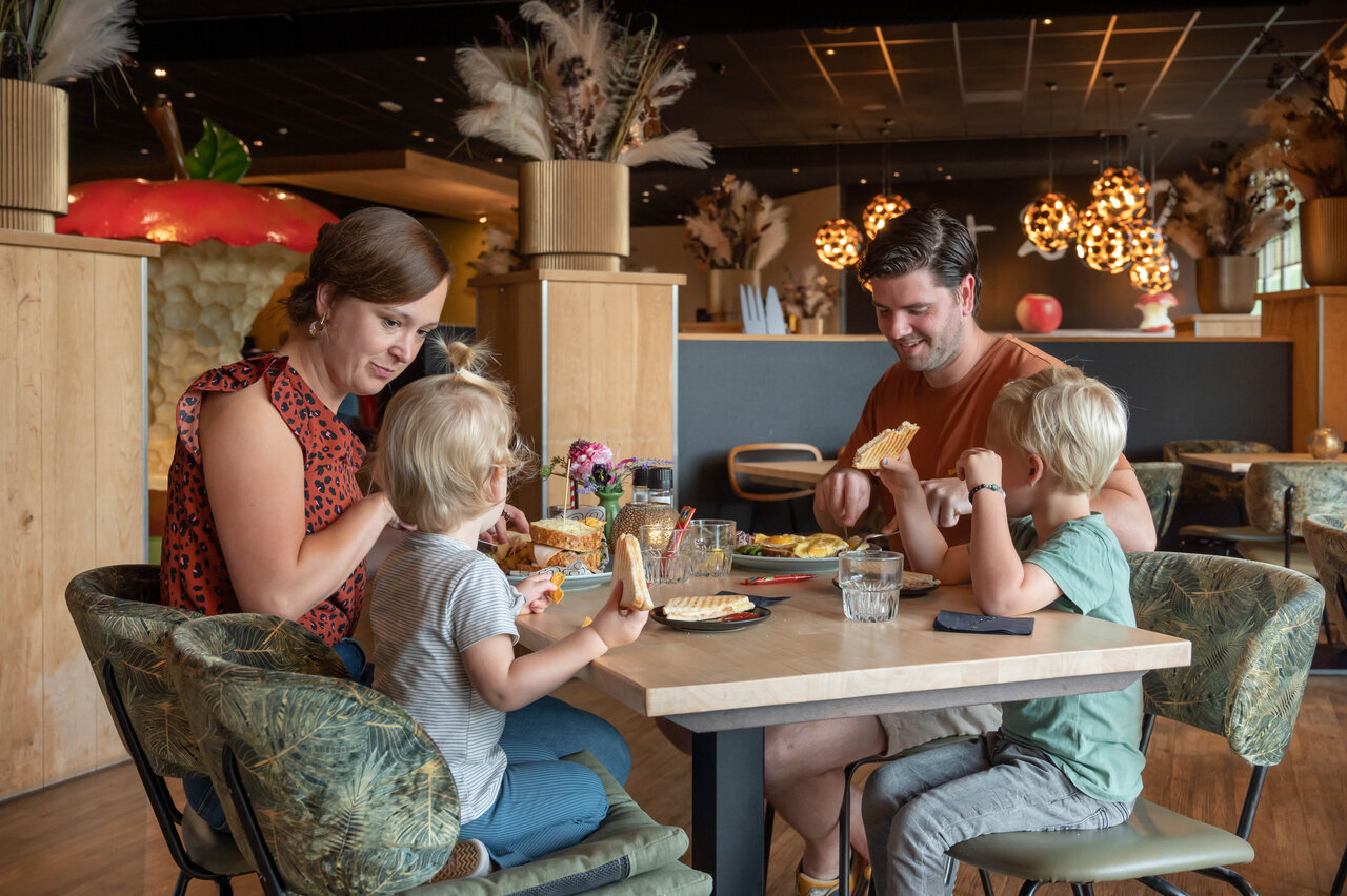Famille avec enfants d�jeunant au restaurant du camping CAPFUN De Bongerd � Tuitjenhorn.