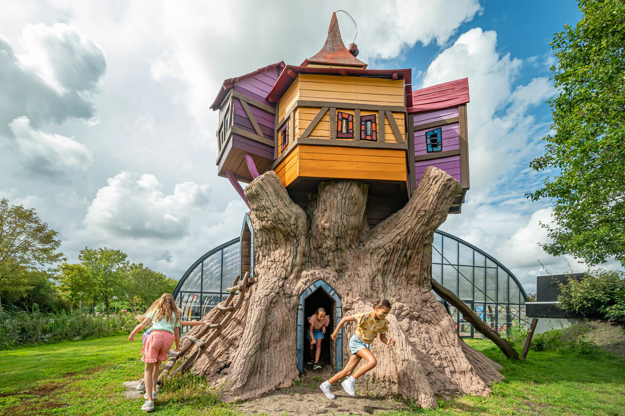 Maison dans l'arbre color�e pour enfants au camping CAPFUN De Bongerd � Tuitjenhorn.