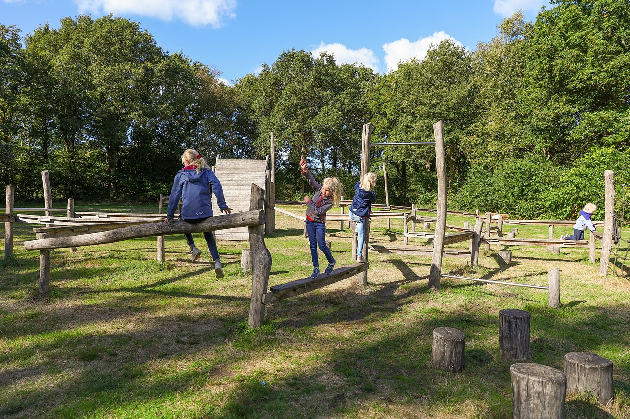Houten avonturenparcours voor kinderen op camping CAPFUN De Eikenhof in Paasloo/Oldemarkt.