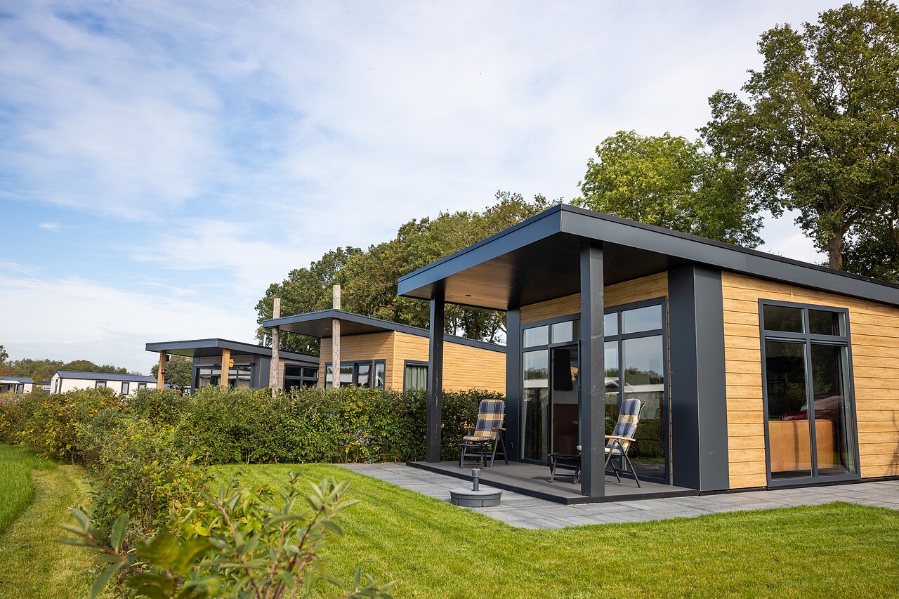 Moderne chalets met terras en gazon op camping CAPFUN De Eikenhof in Paasloo/Oldemarkt.