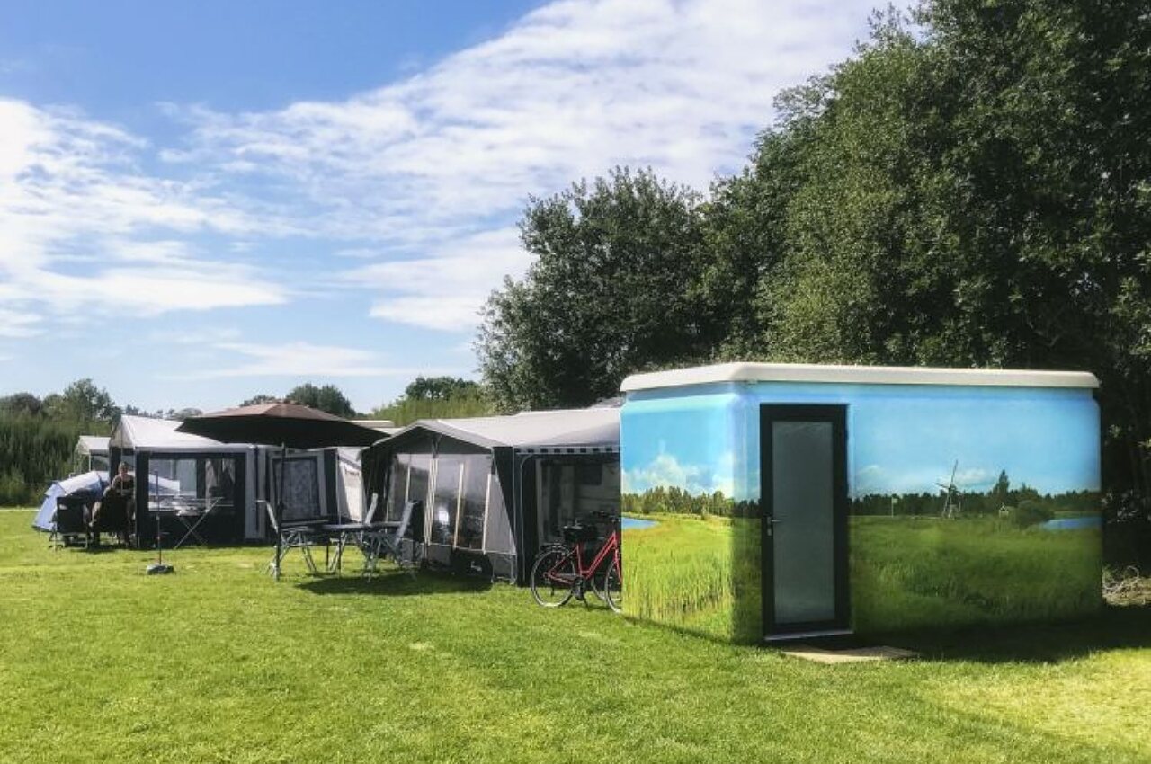 Origineel sanitairgebouw en groene kampeerplaatsen op camping CAPFUN De Eikenhof in Paasloo/Oldemarkt.