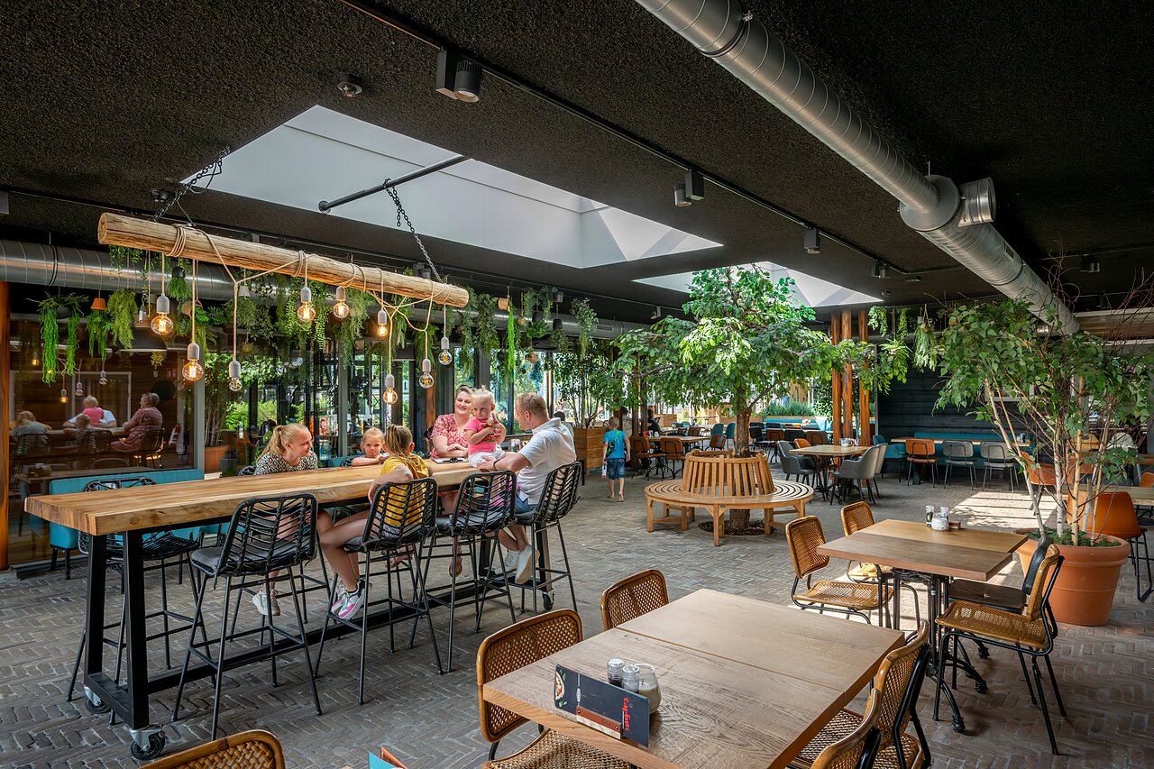 Restaurant moderne avec familles et d�cor v�g�tal au camping CAPFUN De Pekelinge � Oostkapelle.