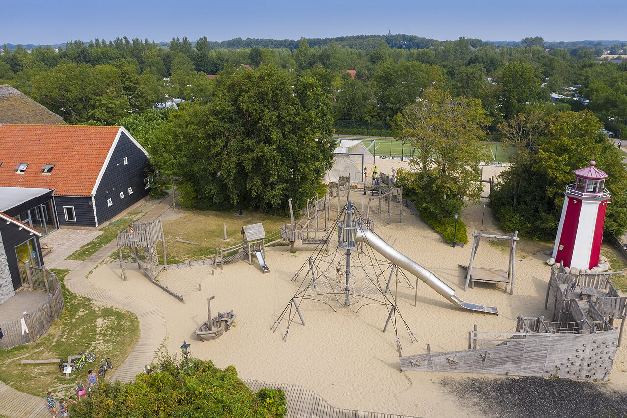Grand terrain de jeux sable, toboggan, phare au camping CAPFUN De Pekelinge � Oostkapelle.
