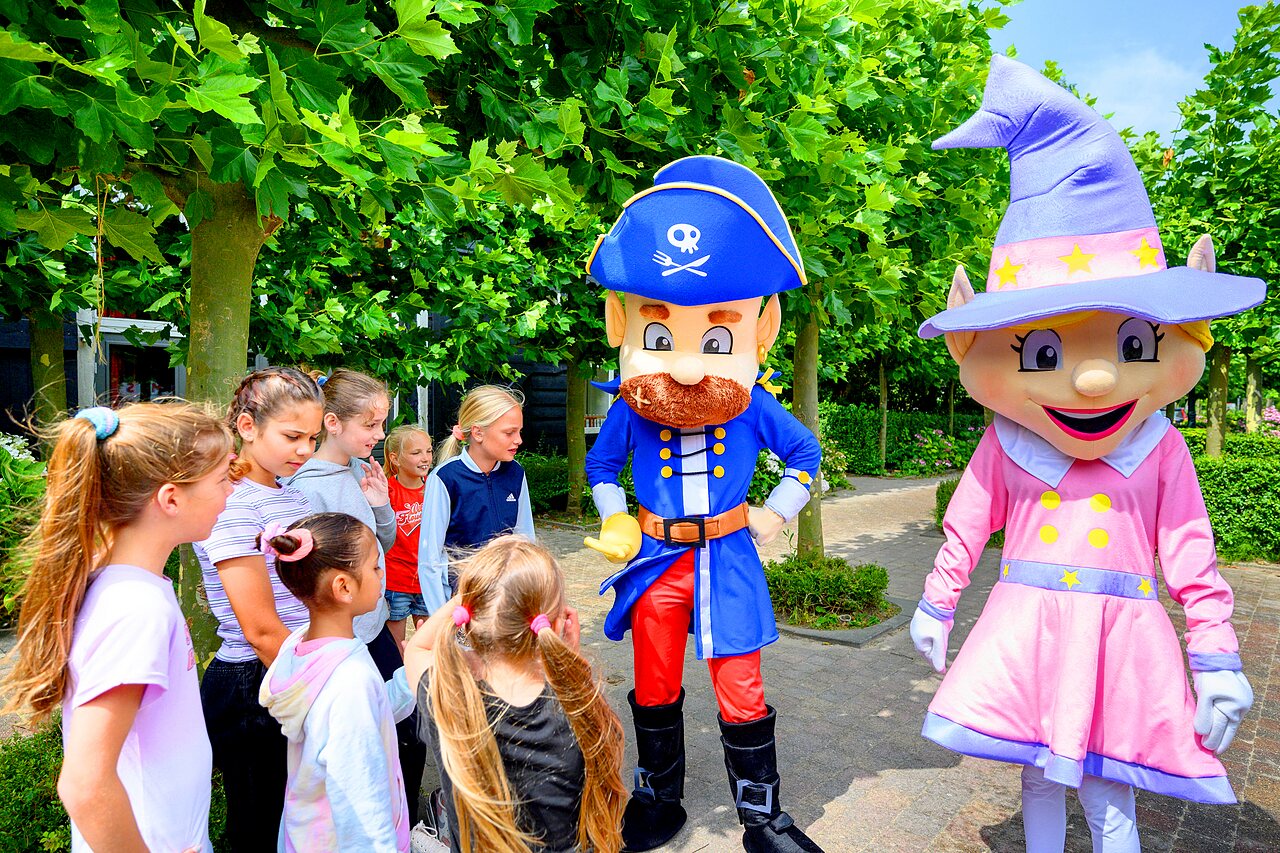 Mascottes pirate et sorci�re avec enfants lors d'une animation au camping CAPFUN De Pekelinge � Oostkapelle.