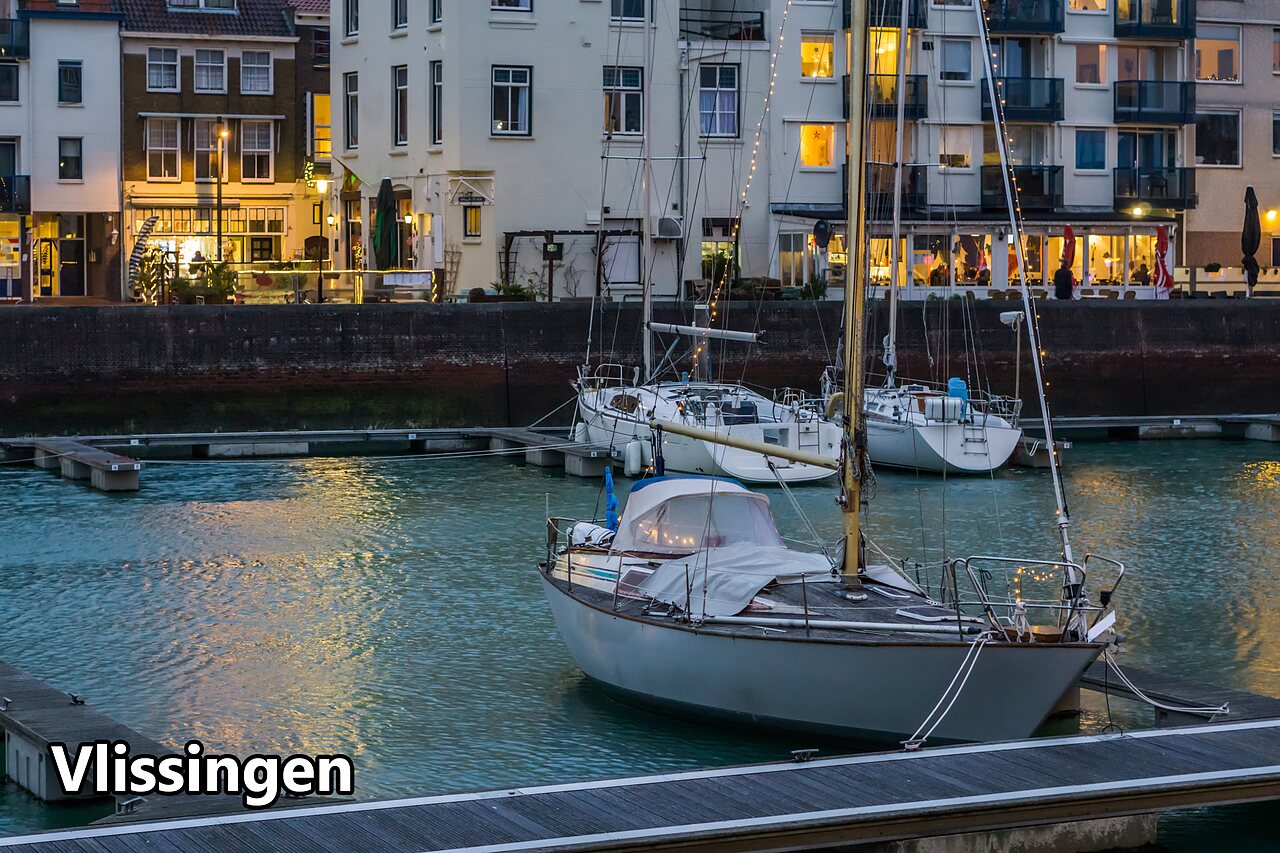 Port de plaisance illumin� � Vlissingen, Z�lande, une ville c�ti�re � explorer.