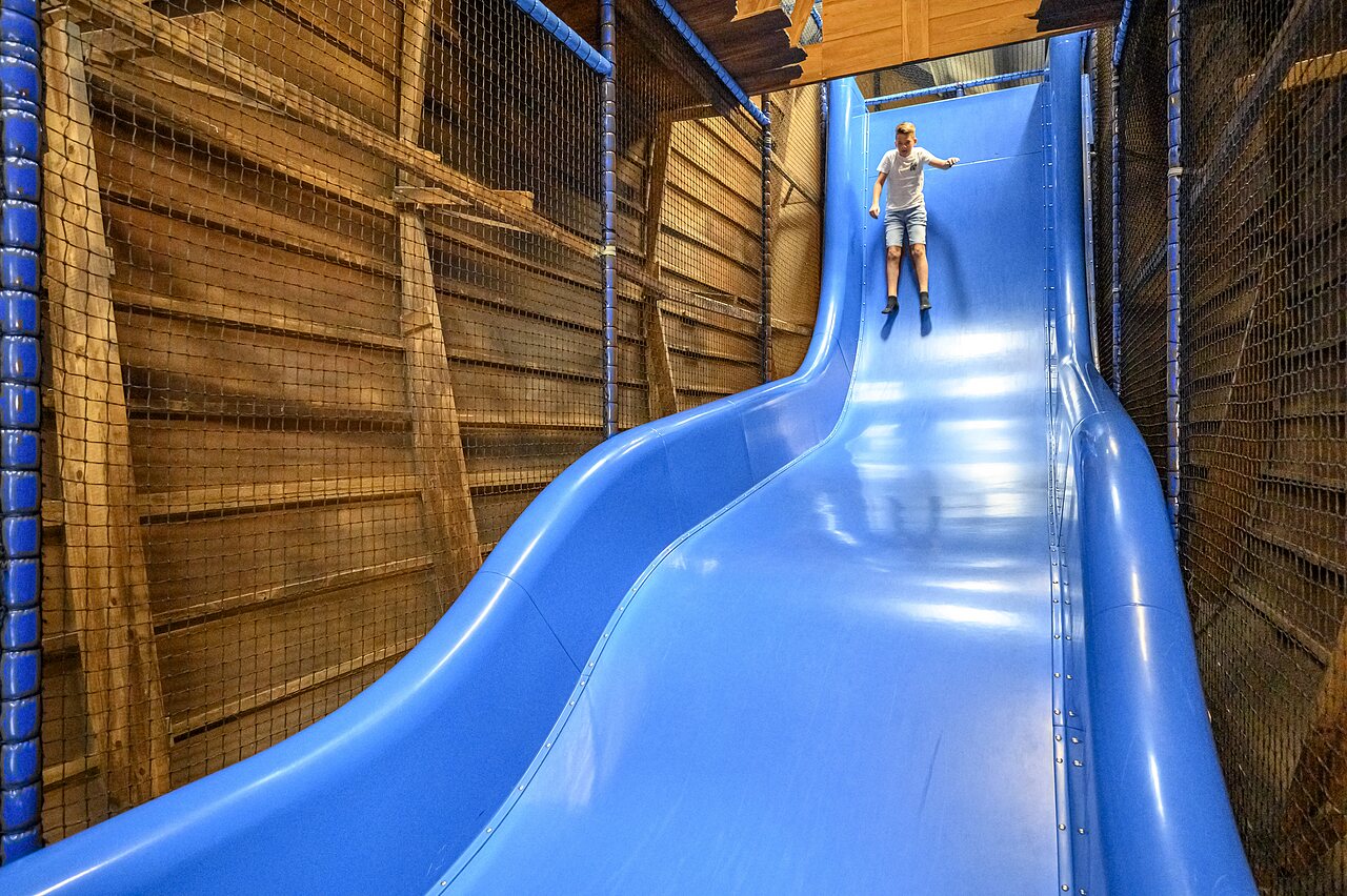 Grand toboggan bleu int�rieur avec enfant au camping CAPFUN De Pekelinge � Oostkapelle.