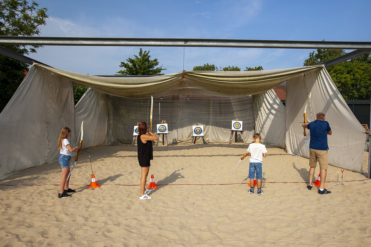 Activit� de tir � l'arc pour toute la famille au camping CAPFUN De Pekelinge � Oostkapelle.