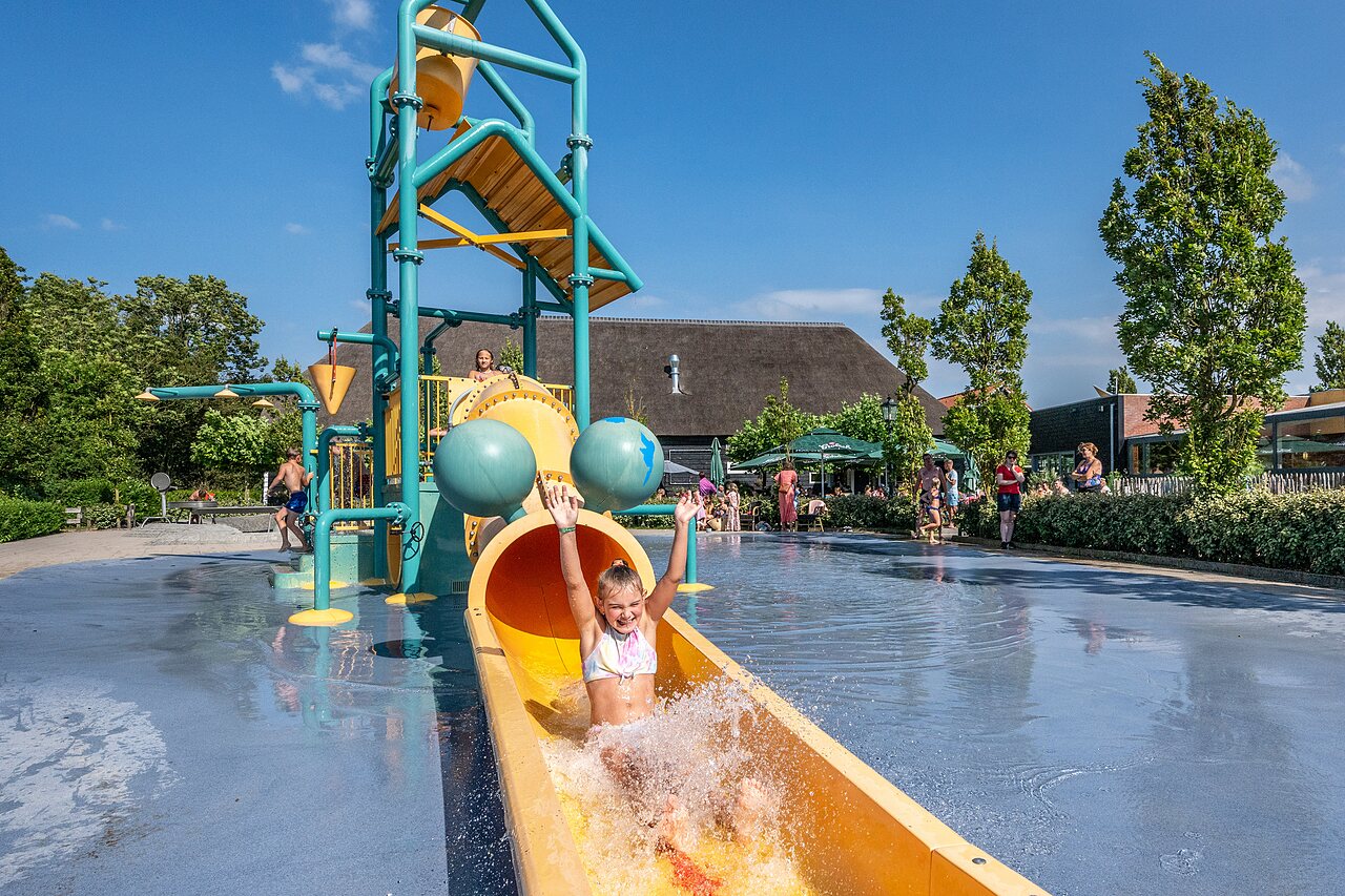 Enfant sur toboggan aquatique, jeux d'eau au camping CAPFUN De Pekelinge � Oostkapelle.