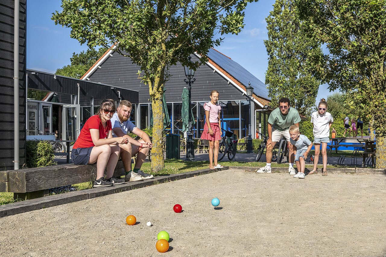 Famille s'amusant sur le terrain de p�tanque au camping CAPFUN De Pekelinge � Oostkapelle.