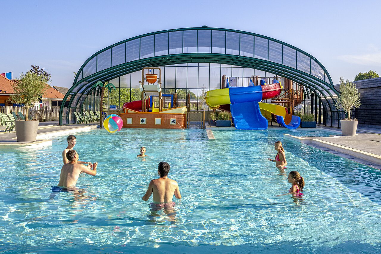 Piscine ext�rieure avec toboggans aquatiques et jeux pour enfants au camping CAPFUN De Rotonde � Enspijk.