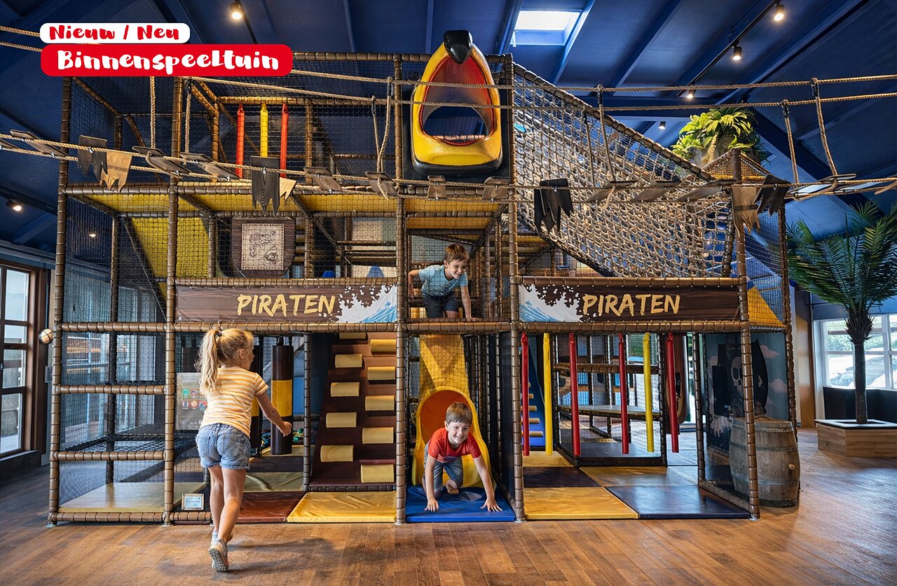 Aire de jeux int�rieure th�me pirate avec toboggan au camping CAPFUN De Rotonde � Enspijk.