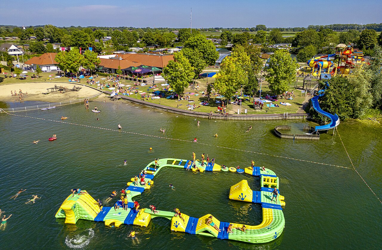 Parc aquatique gonflable, plage et toboggans au camping CAPFUN De Rotonde � Enspijk.