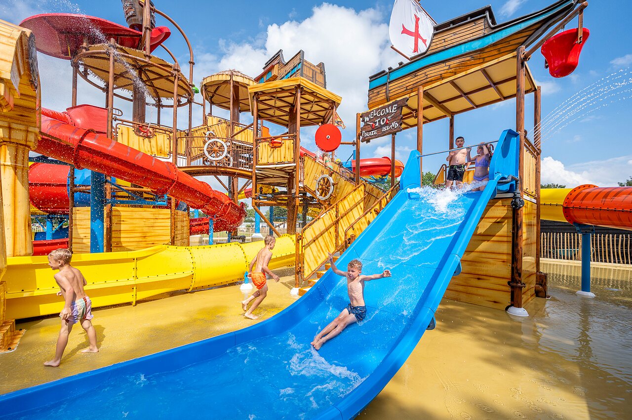 Toboggans et jeux d'eau pour enfants au camping CAPFUN De Rotonde � Enspijk.