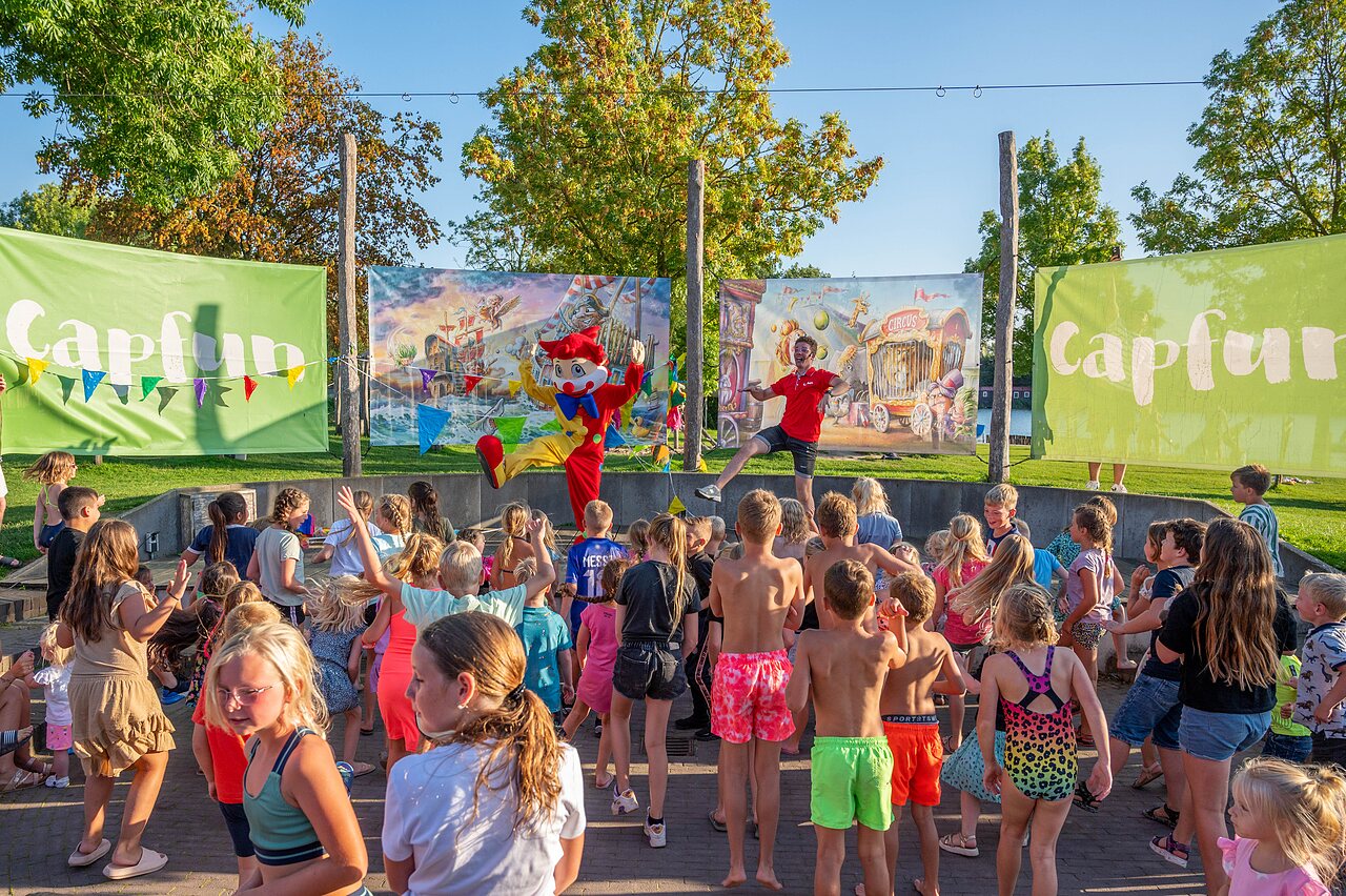 Animation enfants avec animateur et mascotte au camping CAPFUN De Rotonde � Enspijk