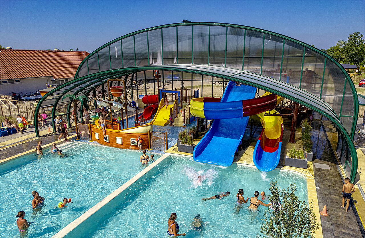 Parc aquatique avec toboggans color�s et bateau pirate au camping CAPFUN De Rotonde � Enspijk