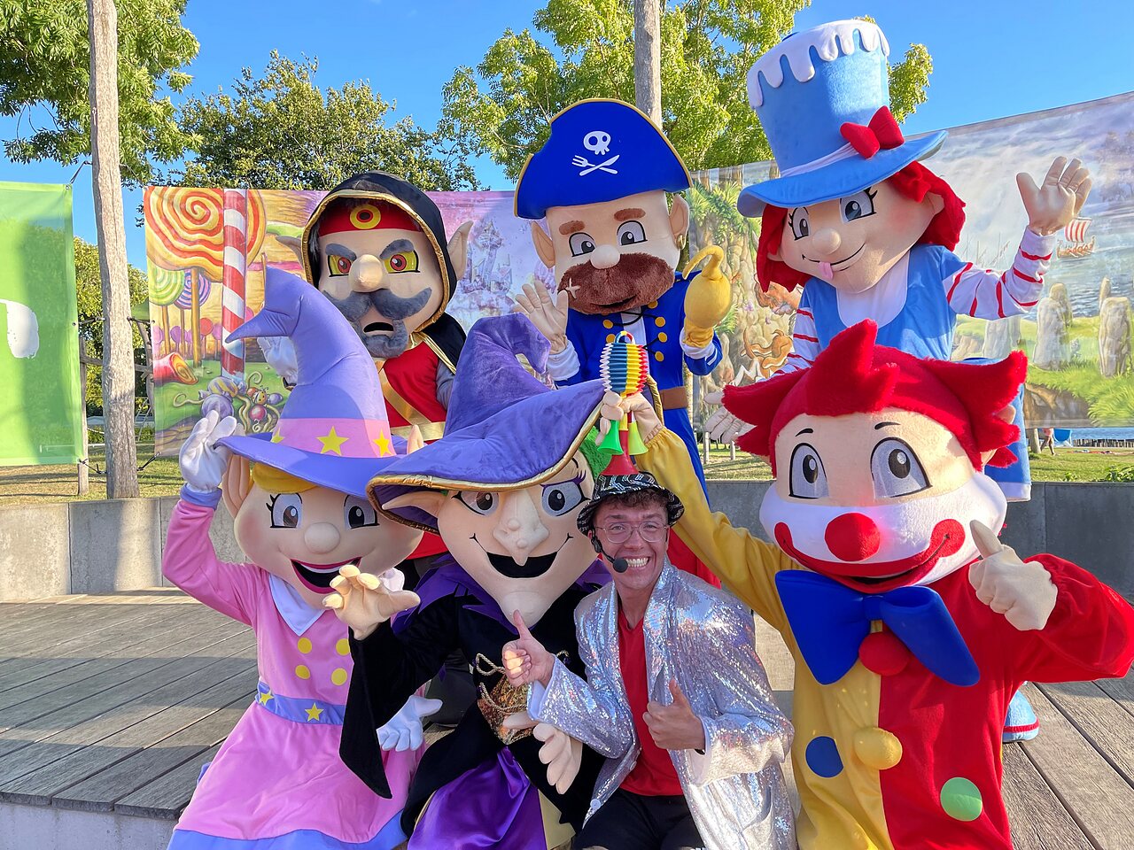 Mascottes color�es et animateur souriant pour les activit�s au camping CAPFUN De Rotonde � Enspijk.