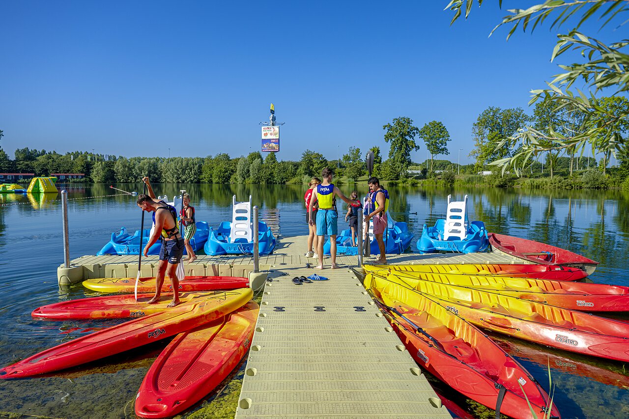Kayaks, p�dalos et activit�s nautiques sur le lac au camping CAPFUN De Rotonde � Enspijk.