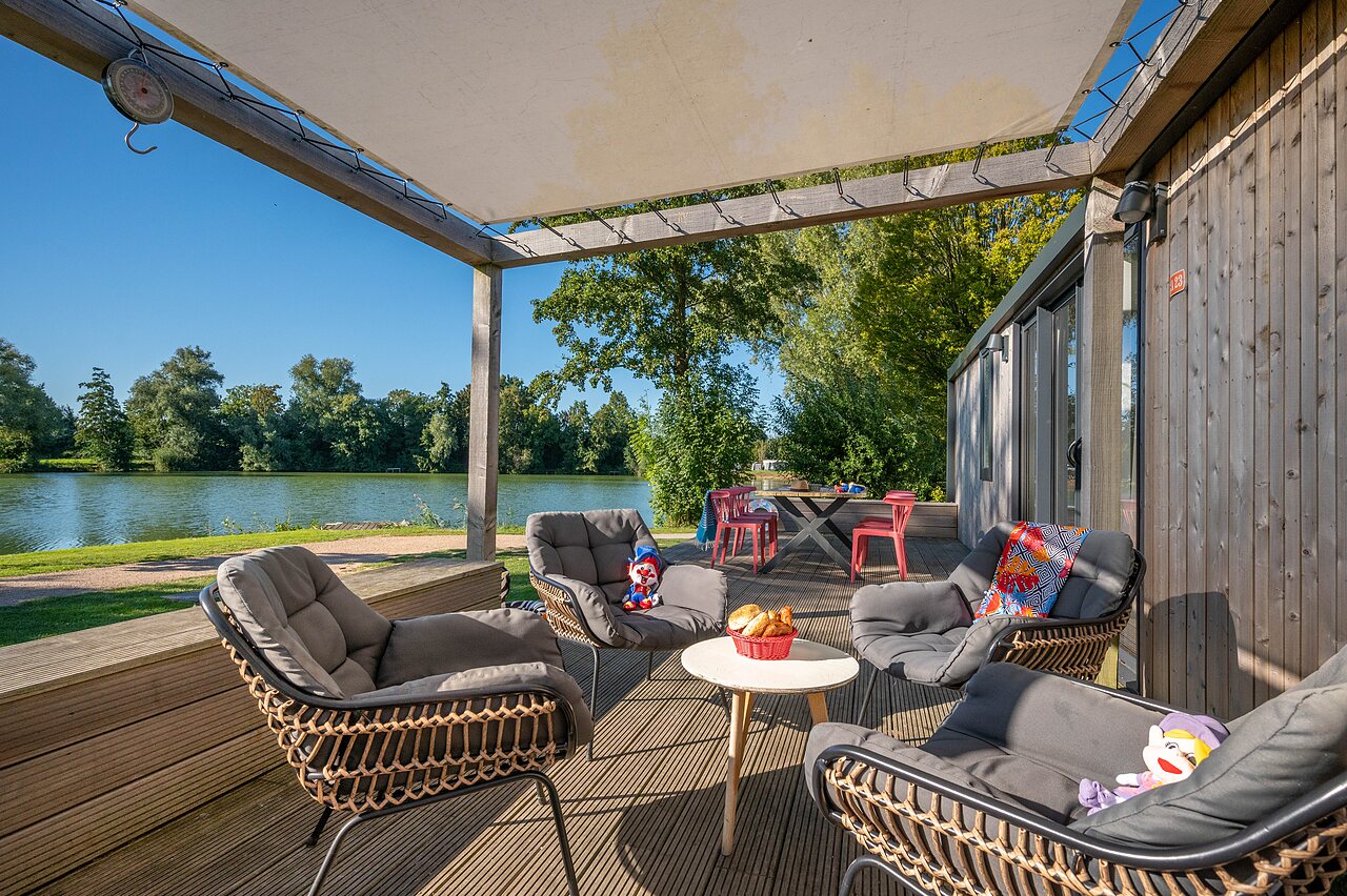 Terrasse am�nag�e d'un Mobil-home avec vue sur le lac au camping CAPFUN De Rotonde � Enspijk.