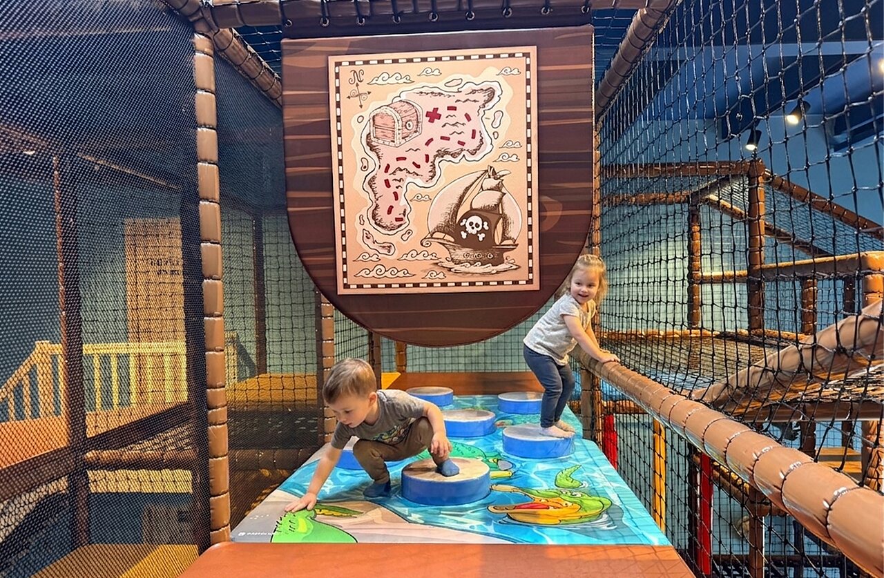 Aire de jeux int�rieure pirate pour enfants au camping CAPFUN De Rotonde � Enspijk.