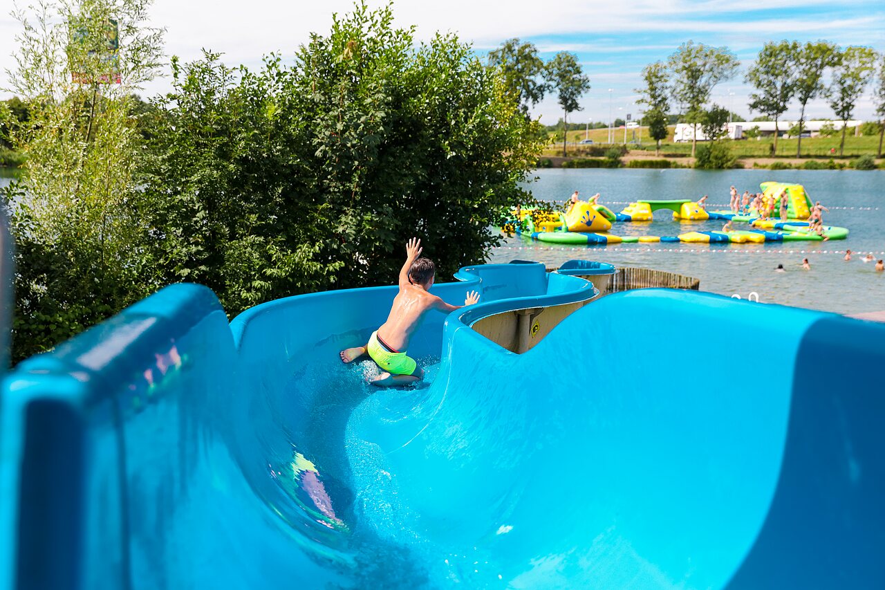 Toboggan aquatique et parc gonflable sur lac au camping CAPFUN De Rotonde � Enspijk.