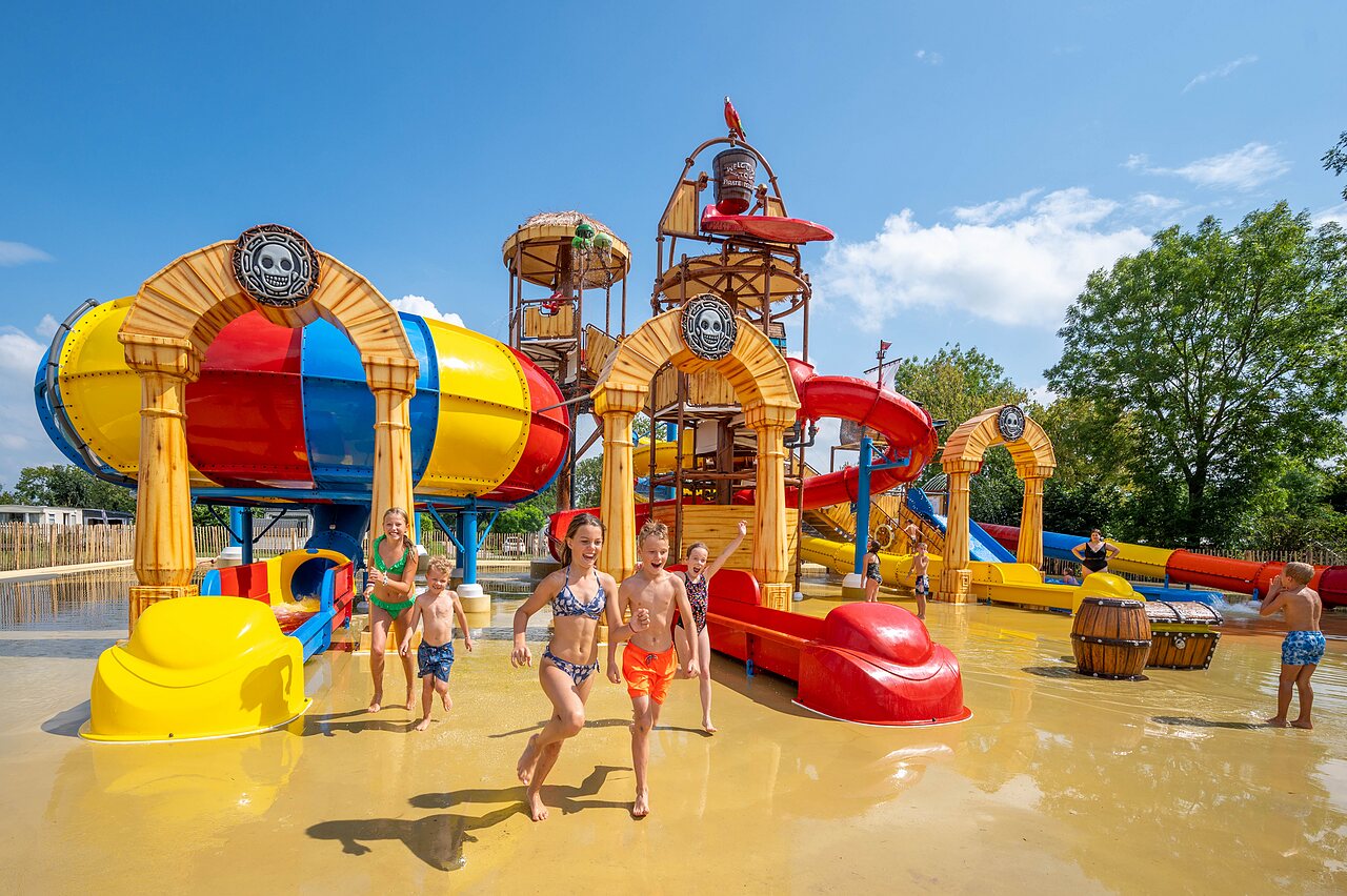 Parc aquatique avec toboggans et enfants jouant au camping CAPFUN De Rotonde � Enspijk.