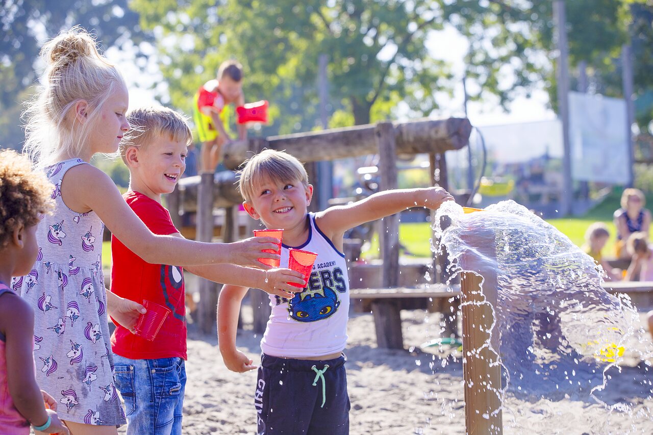 Enfants jouant aux jeux d'eau au camping CAPFUN De Rotonde � Enspijk.