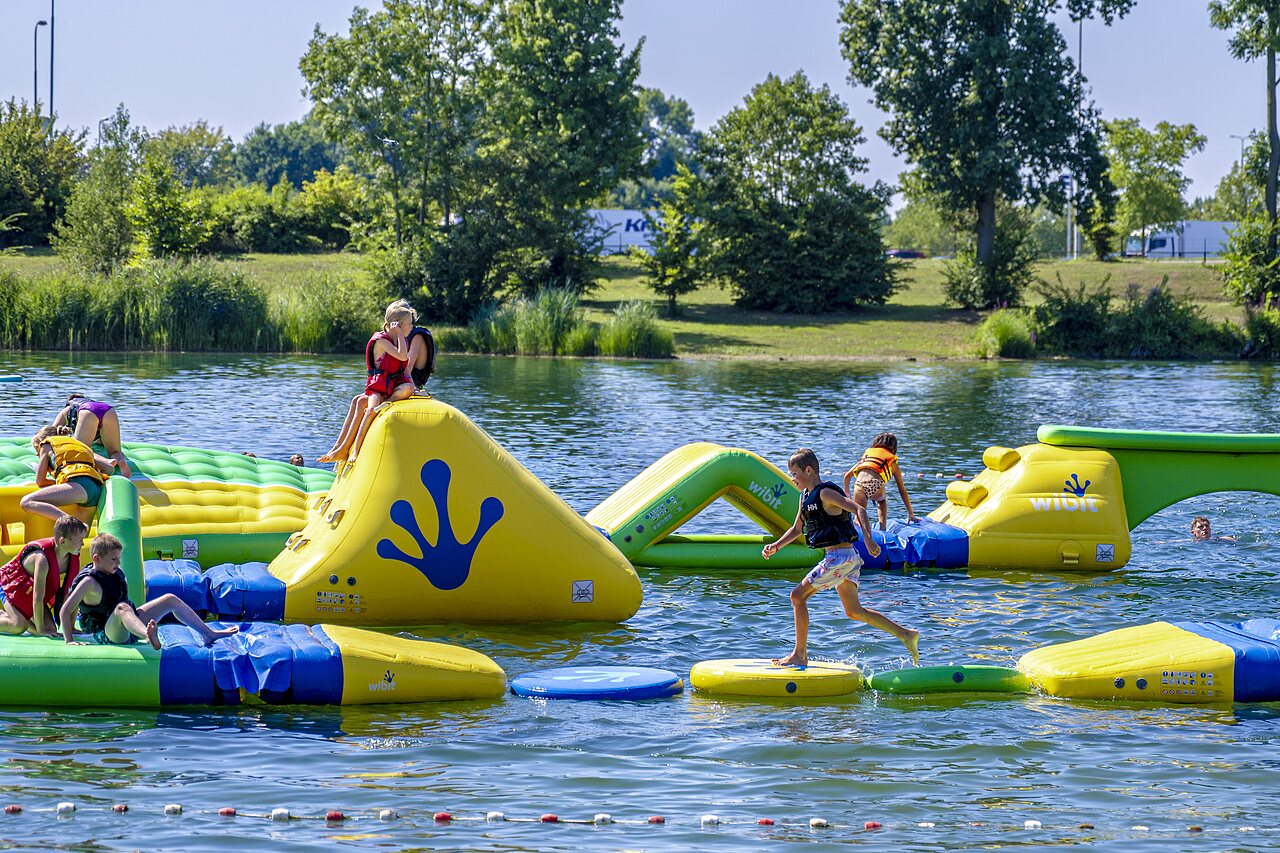 Parcours aquatique gonflable Wibit avec enfants au camping CAPFUN De Rotonde � Enspijk.
