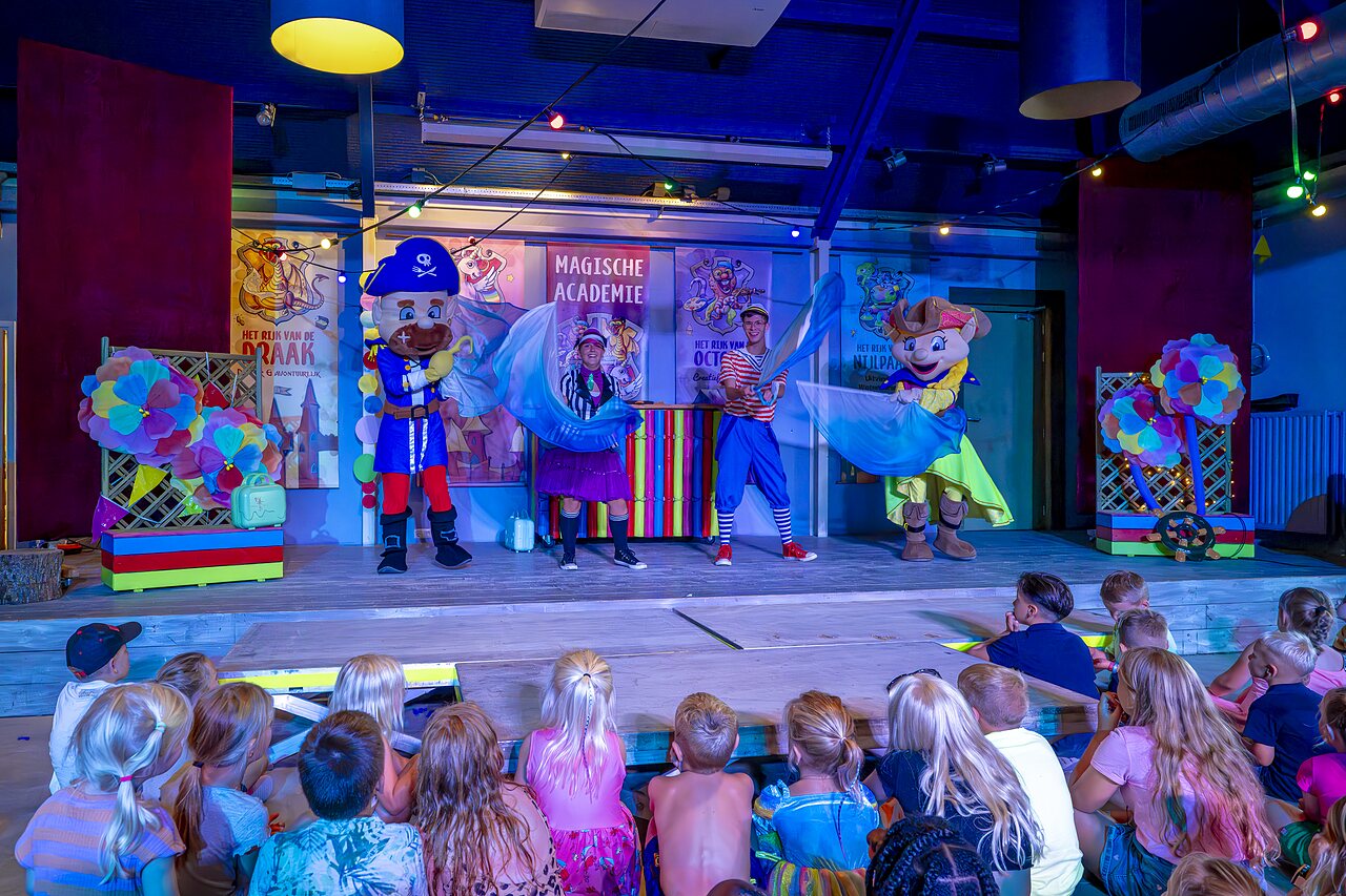 Spectacle d'animation pour enfants avec mascottes sur sc�ne au camping CAPFUN De Rotonde � Enspijk.