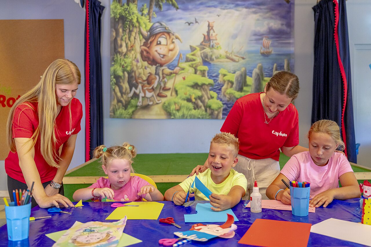 Enfants participant � des activit�s manuelles avec les animateurs au camping CAPFUN De Rotonde � Enspijk.