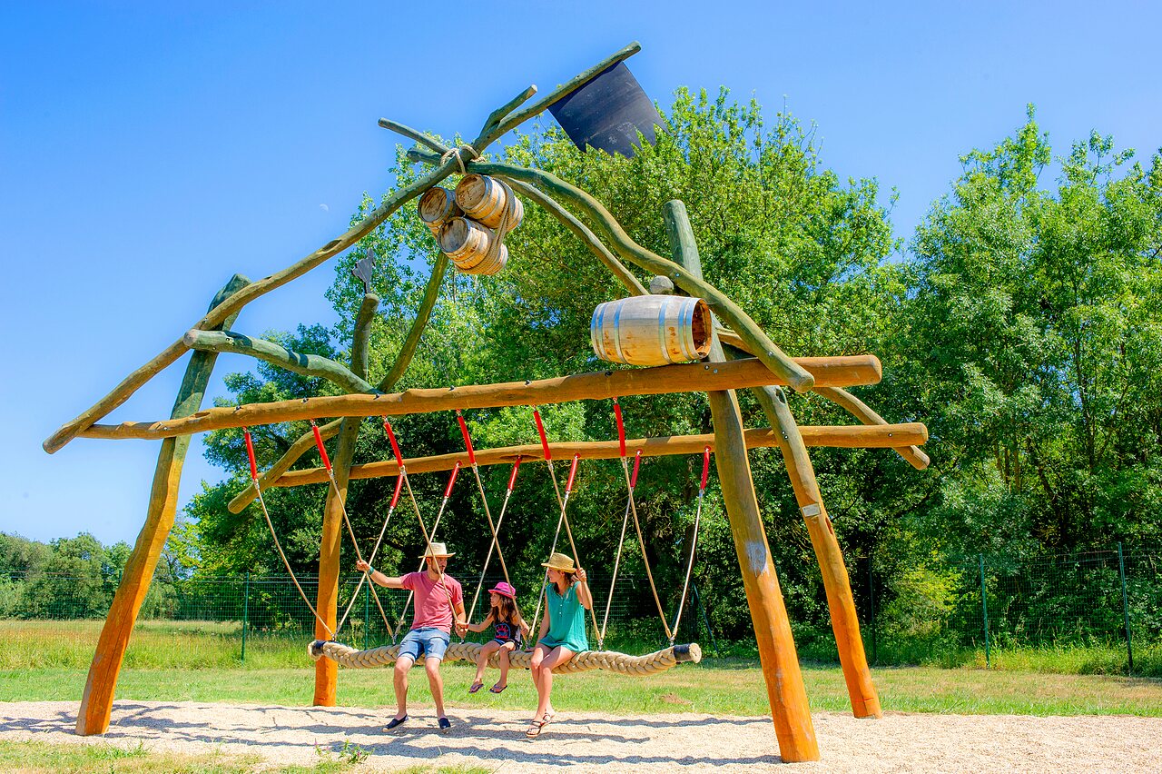 Famille profitant d'une balan�oire originale en bois au camping CAPFUN De Rotonde � Enspijk.