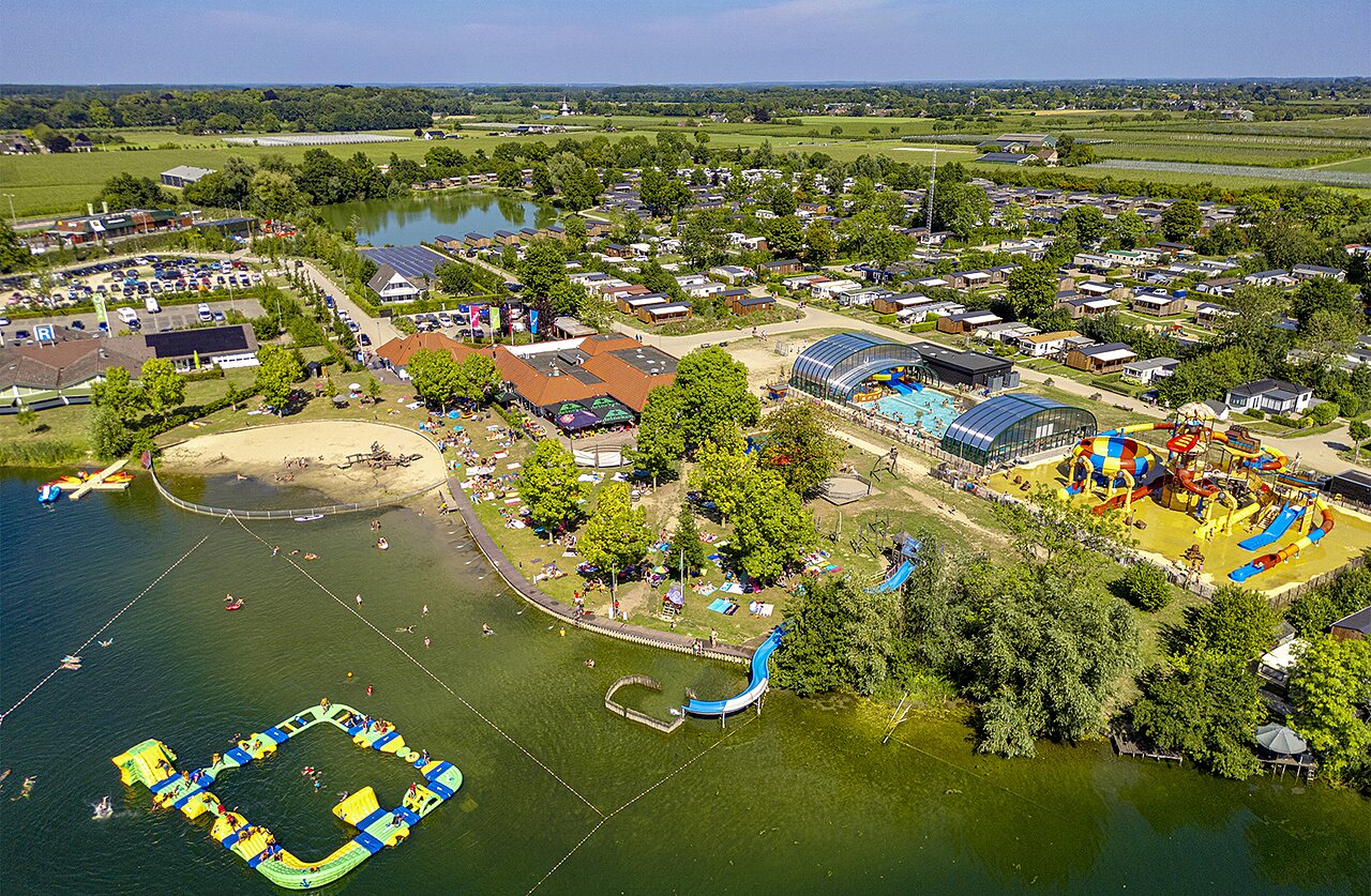 Vue a�rienne du parc aquatique, lac et Mobil-homes au camping CAPFUN De Rotonde � Enspijk.