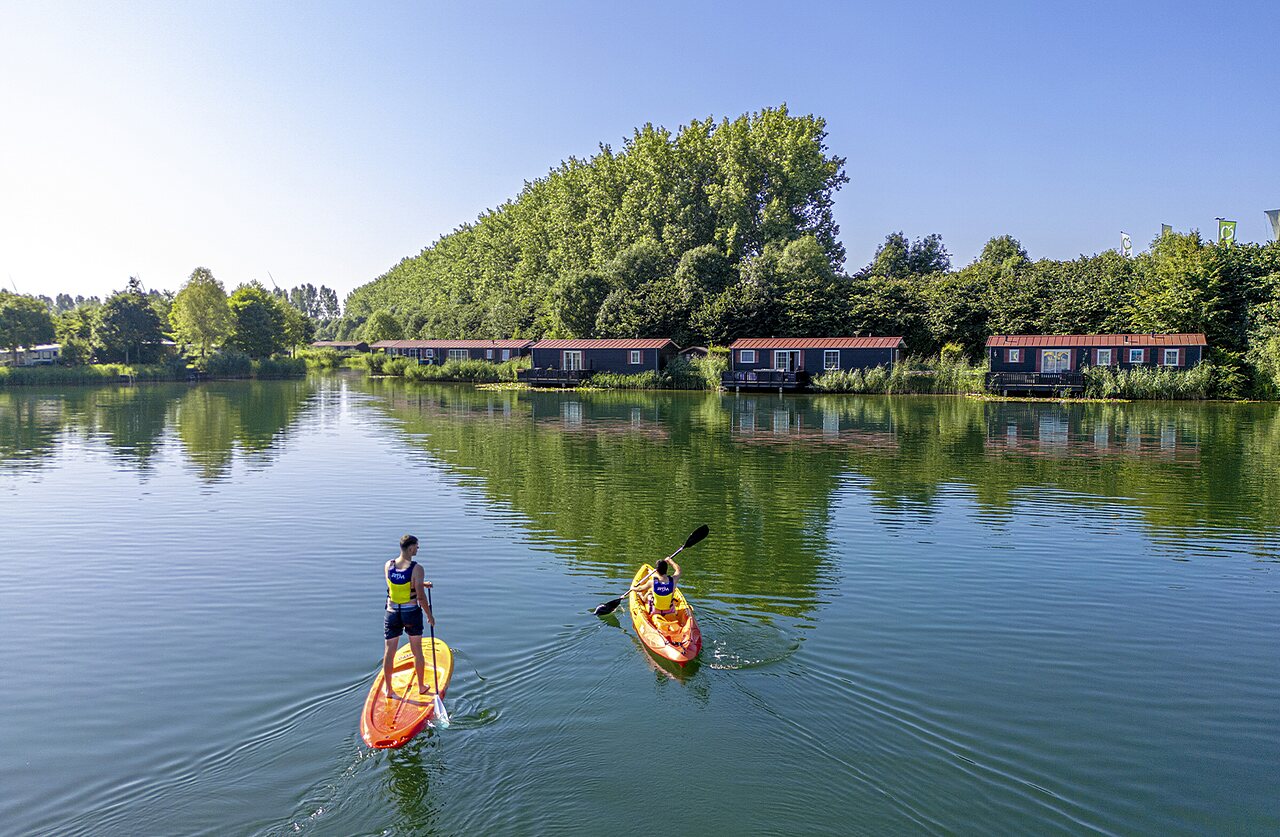 Paddleboard et kayak sur le lac, Mobil-homes au camping CAPFUN De Rotonde � Enspijk.