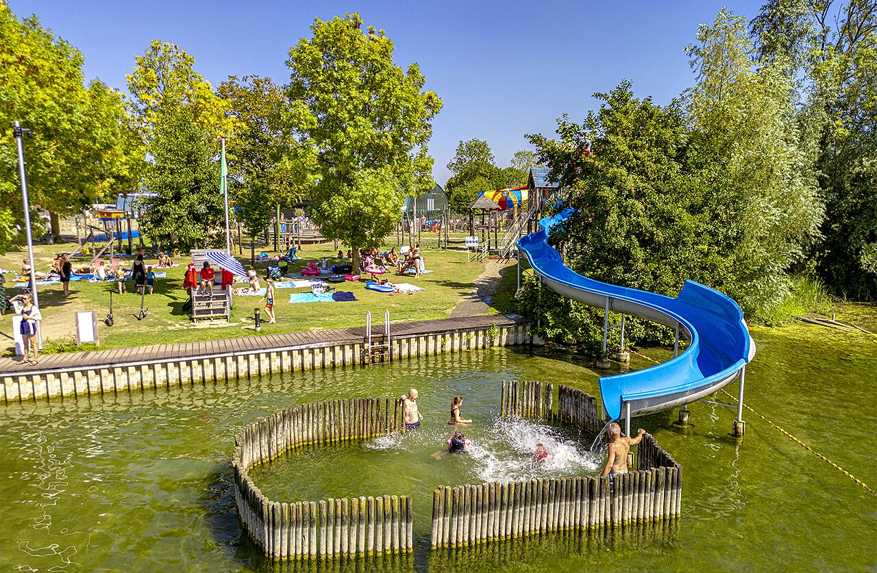 Toboggan aquatique et baignade dans l'eau naturelle au camping CAPFUN De Rotonde � Enspijk.