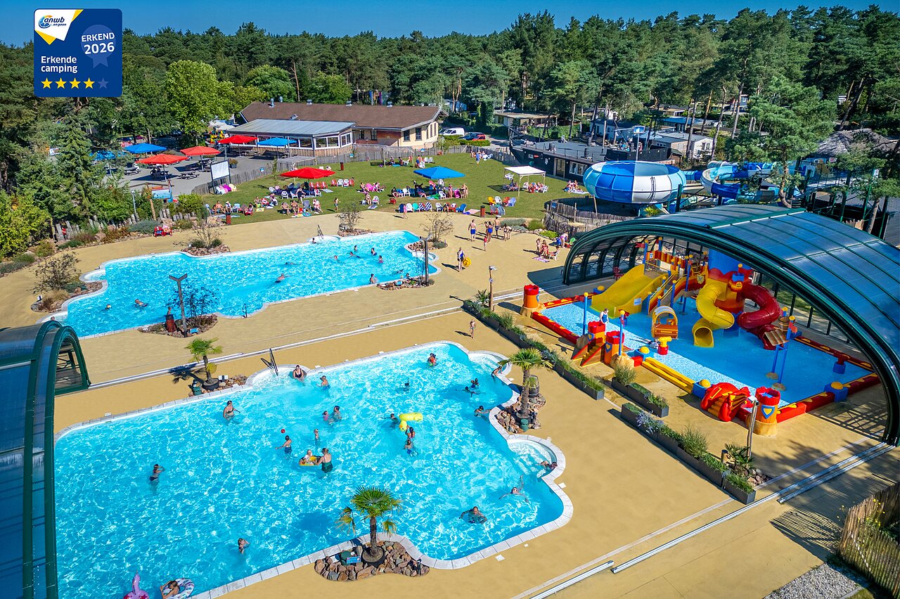 Piscines ext�rieures et parc aquatique couvert avec toboggans au camping CAPFUN De Scheepsbel � Doornspijk.